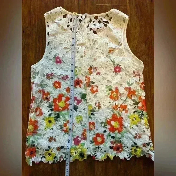 Sleeveless Blouse Women’s Size Medium Floral Designs Perfect for Summer Coastal - Picture 6 of 7